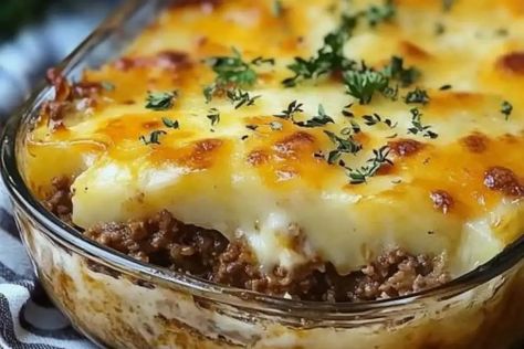 Pioneer Woman Cheeseburger Pie - recipestasteful Pioneer Woman Cheeseburger Pie, Beef Potato Casserole, Reheat Turkey, Cream Cheese Pasta, Cheeseburger Pie, Roast Turkey Recipes, Homemade Comfort Food, Roast Turkey, Turkey Recipe