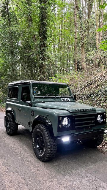 Difendere Car, Old Defender Land Rover, Old Landrover, The Landrovers, Defender Aesthetic, Old Defender, Landrover Defender 90, Landrover Defender 110, Land Rover Defender Pickup