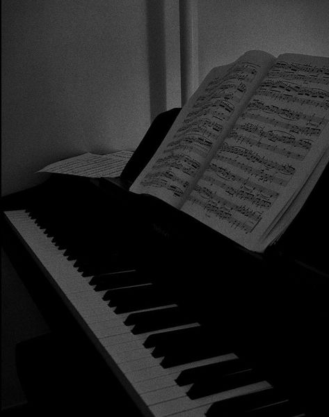 Piano Pictures, White Piano, Fade Out, Bedroom Posters, Music Aesthetic, Black And White Aesthetic, Black And White Photographs, White Aesthetic, Black Aesthetic