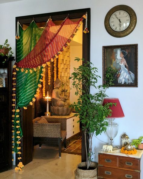 Mehendi Decor Ideas, Ganpati Decoration At Home, Indian Room Decor, Janmashtami Decoration, Ganapati Decoration, Diwali Decorations At Home, Housewarming Decorations, Diy Diwali Decorations, Ganpati Decoration Design