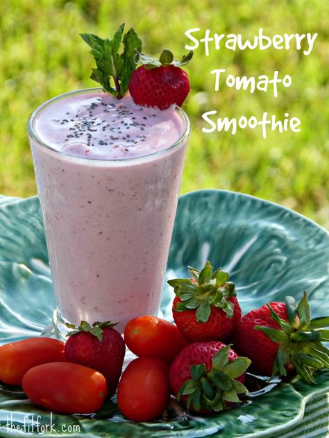 Tomato Strawberry Smoothie topped with Chia Seeds -- lots of lycopene and vitamin C in this nutritious shake. Sounds strange, but it's a really good smoothie recipe for breakfast or a healthy workout snack! | thefitfork.com Healthy Workout Snacks, Tomato Smoothie, Veggie Smoothie Recipes, Vegetable Smoothie Recipes, Smoothie Popsicles, Veggie Smoothies, Recipe For Breakfast, Summer Veggies, Best Smoothie Recipes