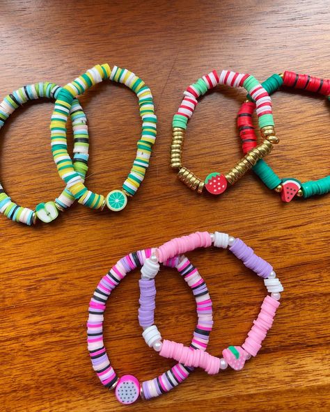 Make Clay Beads, Colorful Bead Bracelets, Beaded Braclets, Crystal Bead Jewelry, Preppy Jewelry, Bracelet Craft Diy, Bead Charms Diy, Clay Bracelet, Diy Bracelet Designs