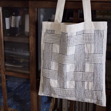 Sashiko Bag, Shabby Chic Bags, Sashiko Pattern, Textile Art Embroidery, Embroidered Tote, Folk Embroidery, Sewing Embroidery Designs, Kantha Stitch, Hand Embroidery Stitches