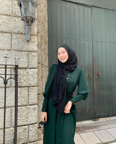 Baju Raya Emerald Green, Hijabi Green Dress, Dark Green Hijab Outfit, Emerald Green Hijab Outfit, Emerald Green Dress Hijab, Ootd Emerald Green Hijab, Green Hijab Outfit, Emerald Outfit, Green Winter Dresses