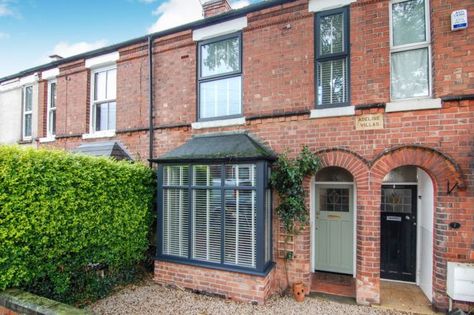 British Terrace House, Victorian Terrace House Bedroom, Small Terraced House Interior, Uk Small Terraced House Interiors, Terraced House Exterior, Terrace House Bedroom, Victorian Terrace Hallway, Terrace Hallway, Terraced House Interior