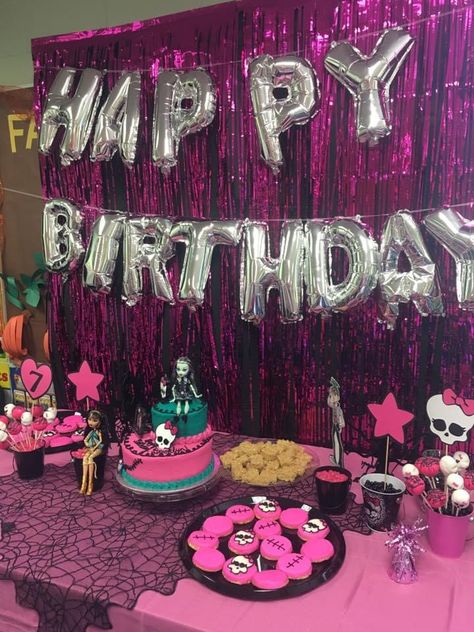 Monster High Party Monster High Slumber Party, Monster High Themed Birthday Party, Monster High Snacks, Monster High Bday Party, Monster High Themed Party, Monster High Quinceanera, Monster High Theme Party Ideas, Monster High Birthday Party Decorations, Monster High Party Decorations