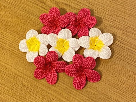 Frangipani Frangipani Crochet, Crochet Frangipani, Crochet Plumeria, Crochet Hdc, Triple Crochet, Frangipani Flower, Flowers Crochet, Beginner Crochet Tutorial, Diy Deco