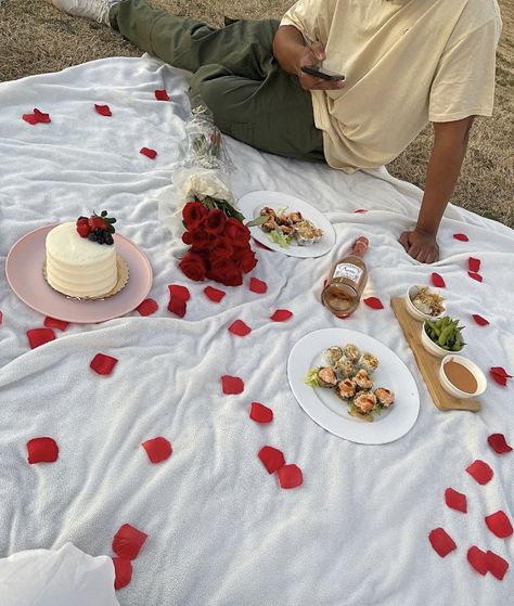 Cute Picnic Date Ideas Romantic, Anniversary Food, Girlfriend Proposal, Surprise For Girlfriend, Picnic Pictures, Surprise Birthday Decorations, Romantic Date Night Ideas, Surprise For Him, Anniversary Surprise