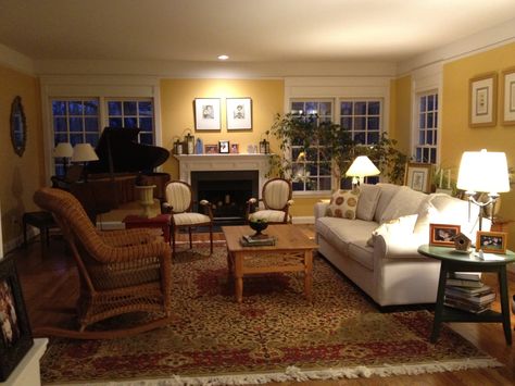 90s House Living Room, 80s House Aesthetic Living Room, Cozy Old Living Room, 2000s Living Room Decor, Full House Living Room, 1990 House Interior, Houses In The 90s, Cozy 90s Living Room, 80s American House