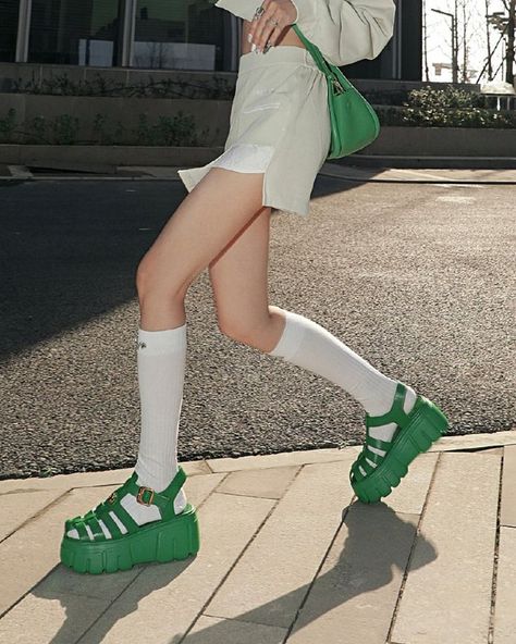 Sport Sandals Outfit Street Styles, Sporty Sandals Outfit, Sport Sandals Outfit, Sporty Sandals, Green Platform, Disney Canvas, Sporty Sandal, Fashion Festival, Shoes Photography