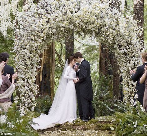 Twilight Wedding Scene, Bella And Edward Wedding, Breaking Dawn Wedding, Bella Y Edward, Movie Wedding Dresses, Twilight Wedding, Swan Wedding, Forest Theme Wedding, Bella Wedding