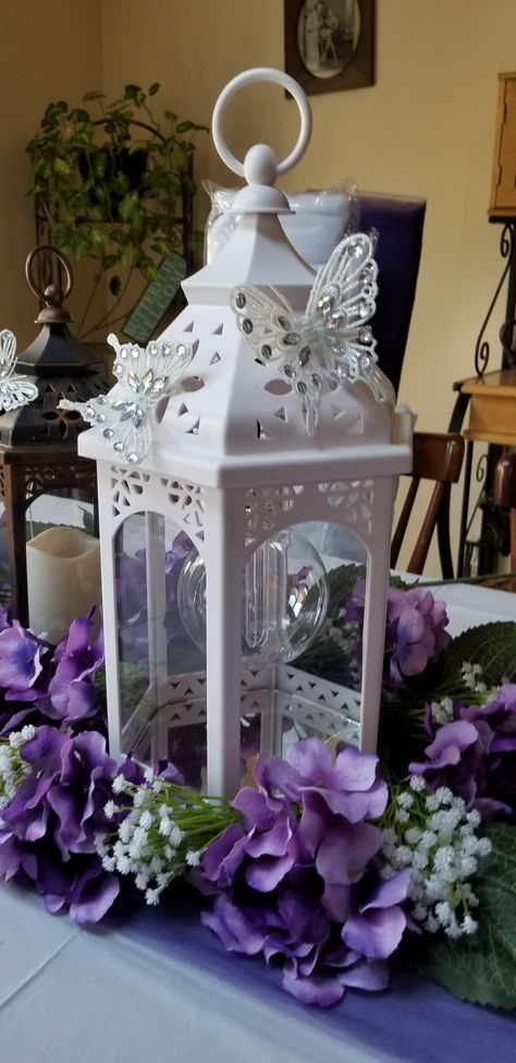 Quince Center Piece Ideas Butterfly, Purple Enchanted Forest Quinceanera, Center Piece Quinceañera, Center Piece For Quinceañera, Quince Center Piece Ideas, Quince Centerpiece, White Lantern Centerpieces, Quinceanera Purple, Butterfly Quinceanera Theme