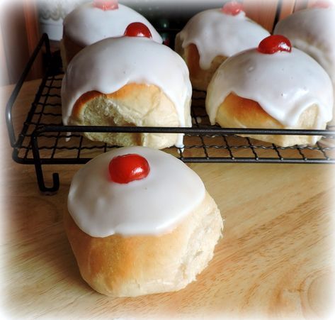 British iced buns Iced Buns Recipe Paul Hollywood, Queen Of Puddings, Iced Buns, English Dishes, British Foods, British Cooking, Mary Berry Recipe, British Desserts, School Dinners