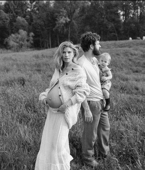 Fall Maternity Pictures, Fall Maternity Photos, Pregnancy Belly Photos, Vintage Maternity, Couple Pregnancy Photoshoot, Maternity Photography Outdoors, Maternity Photoshoot Outfits, Family Maternity Photos, Baby Announcement Photos