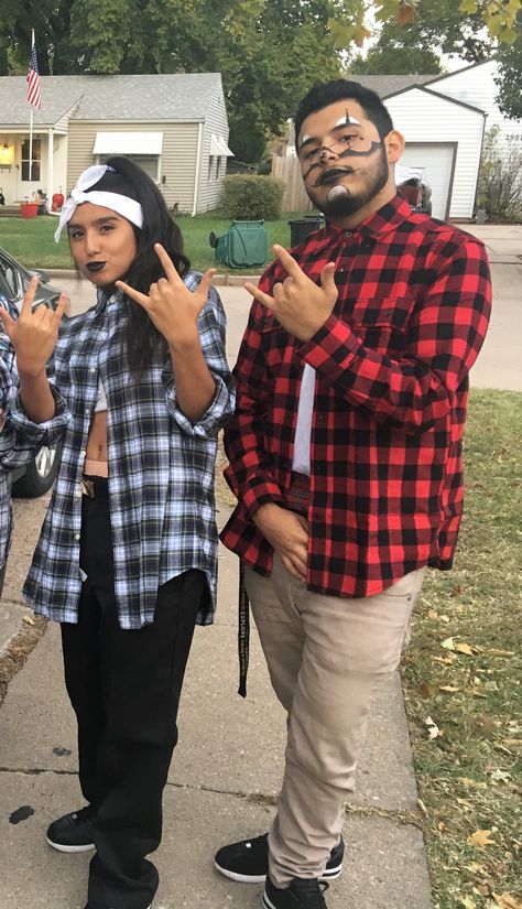 Cholo y chola DIY costumes Diy Chola Costume, Cholo Clown Makeup Men, Cholo Outfits For Women, Cholo Couple Costume, Cholo Halloween Costume, Chola Costume Ideas, Chola Halloween Costumes, Cholo Makeup, Cholo Clown Makeup