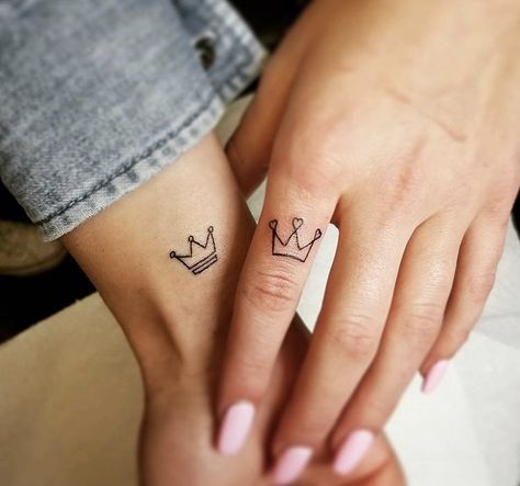 Small Crown Tattoo, Crown Tattoos For Women, Crown Tattoos, Cute Couple Tattoos, Small Crown, Small Finger Tattoos, Tato Henna, Finger Tattoo For Women, Finger Tattoo Designs