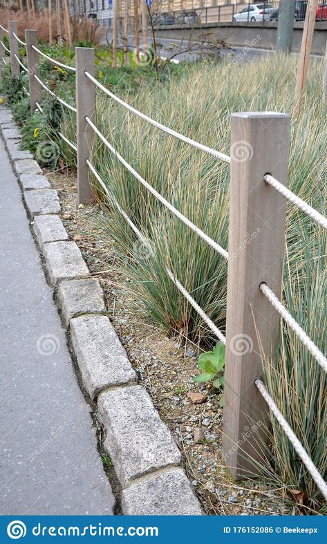 Rope Fence, Deck Railing Design, Landscaping Florida, Country Fences, House Landscaping, Coastal Gardens, Lan Can, Wooden Posts, Front House