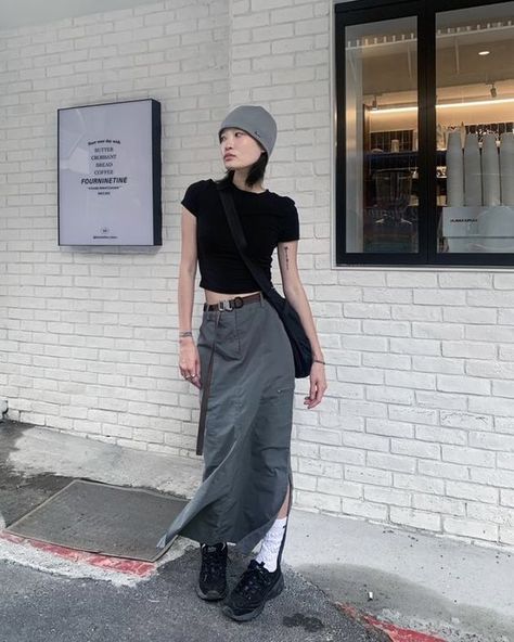 Acini Fashion, Genderfluid Outfit Ideas, Skirt Over Pants Outfits, Cargo Skirts, Throw It Back, Fits Aesthetic, Asian Street Style, Skirt Trends, Cargo Skirt