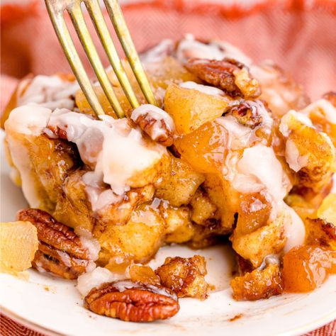 Cinnamon Roll Casserole - My Incredible Recipes Cinnamon Roll Casserole Recipe, Easy Delicious Breakfast, Cinnamon Roll Cheesecake, Cinnamon Roll Casserole, Cinnamon Roll Bake, Blueberry Pie Filling, Apple Pie Filling, Cinnamon Roll Cake, Breakfast Casserole Easy