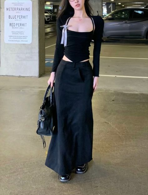 Acubi Long Skirt Outfit, Long Skirt Outfits Black, Corset And Long Skirt, Streetwear Fashion Skirt, Black Long Skirt Outfit, Long Black Skirt Outfit, 90s Wear, Peony Aesthetic, Douyin Fashion