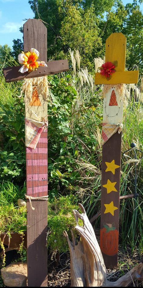 Fence Picket Scarecrow, Picket Fence Door Hanger, Fence Post Scarecrow, Old Wood Fence Projects Diy, Spindle Scarecrow, Fence Picket Crafts, Fence Post Decorating Ideas, Fall Fence Decorating Ideas, Picket Fence Ideas Crafts