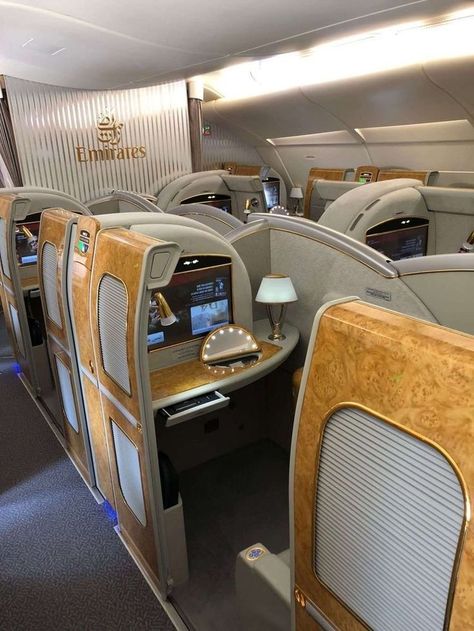 Girl u need to try business class of Emirates First Class Plane, Business Class Travel, Photo Avion, Flying First Class, First Class Flights, Business Class Flight, Airport Travel, Business Class, Travel Board