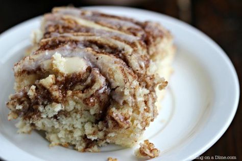 Here is a fun twist on a coffee cake recipe. This easy cinnamon roll cake recipe is the best. Get the taste of homemade cinnamon rolls without all the work. Cinnamon Roll Cake Recipe, Roll Cake Recipe, Pizza Dessert, Coffee Cake Recipes Easy, Baked Caramel, Homemade Donuts Recipe, Eclair Cake, Dessert Simple, Cinnamon Roll Cake