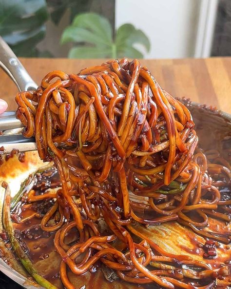 Easy Garlic Soy Noodles - im a foodie Sweet Soy Noodles, Honey Soy Noodles, Honey Soy Chicken Noodles, Garlic Asian Noodles, Garlic Soy Noodles, Soy Noodles, Leftover Noodles, Soy Sauce Noodles, Noodle Sauce