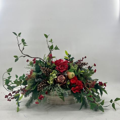 Floranique - Etsy Fireplace Flower Arrangements, White Christmas Floral Arrangements, Winter Floral Arrangements Centerpieces, Christmas Floral Arrangements Diy, Christmas Centre Pieces, Christmas Arrangements Centerpieces, Holiday Flower Arrangements, Christmas Floral Designs, Winter Floral Arrangements