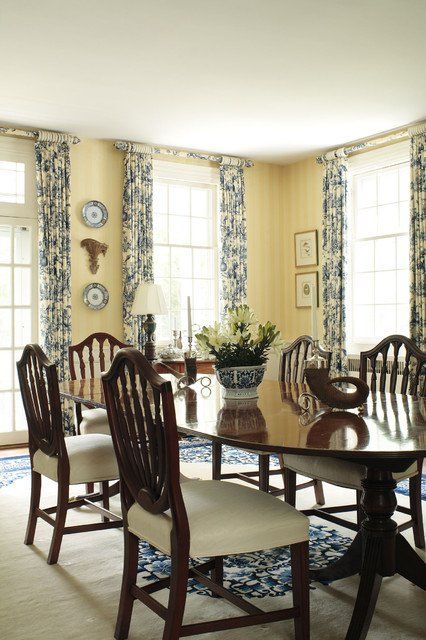 19 Magnificent Design Ideas of Classy Traditional Dining Rooms Yellow Dining Room, French Country Dining Room, Dining Room Windows, Traditional Dining Rooms, Dining Room Curtains, Dining Room Blue, Dining Room Remodel, Country Dining Rooms, French Country Dining