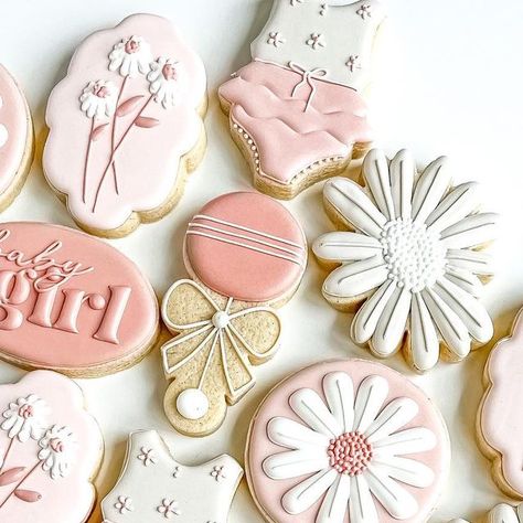 Kelsey Fuhrmann on Instagram: "It’s Baby Season 🥰 . . . #babyshowercookies #babygirlcookies #babyshower #daisycookies #daisies #girlycookies #mncookier #bohovibes #customcookiesminneapolis #instacookies" Daisy Baby Shower Cookies, Floral Baby Shower Cookies, Daisy Baby Shower, Boho Baby Girl, Shower Cookies, Cookie Icing, Cookies Decorated, Baby Shower Cookies