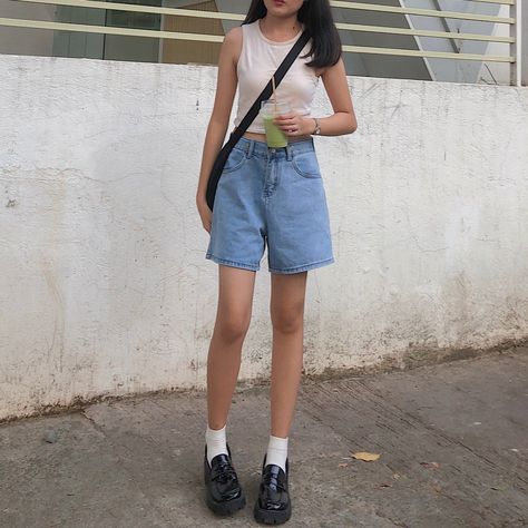 Summer Outfits Comfortable, How To Style Loafers Summer, Outfit Idea With Loafers, How To Style Shorts For Women, Platform Loafers Outfit Pants, Loafers And Shorts Women, Outfits For Loafers Women, Loafers With Shorts Women, Korean Shorts Outfits Women