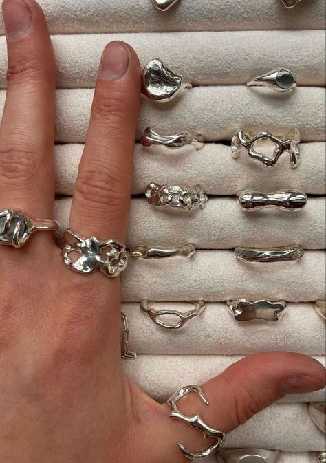 Silver Rings Aesthetic Vintage, Silver Rings Aesthetic, Jóias Body Chains, Dope Jewelry, Funky Jewelry, Jewelry Lookbook, Girly Jewelry, Mendoza, Jewelry Inspo