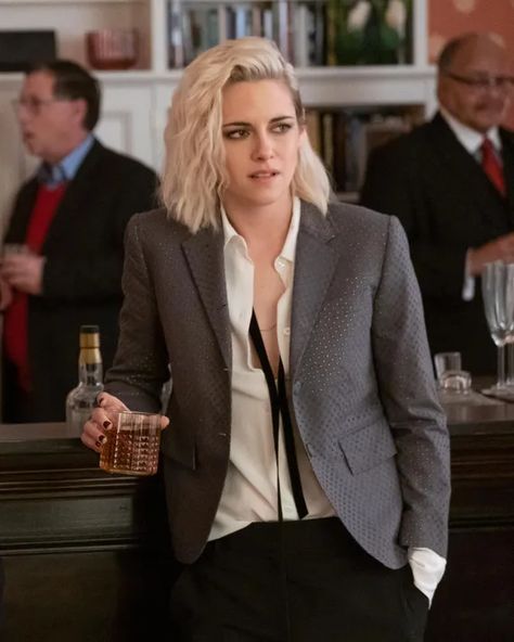 I Love Kristen Stewart’s Christmas Looks in Happiest Season Lesbian Christmas, The Happiest Season, Clea Duvall, Happiest Season, Estilo Tomboy, Woman In Suit, Kristin Stewart, Kristen Stewart Style, Looks Pinterest