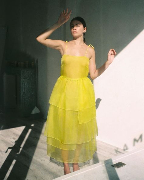 KAMPERETT (@kamperett) • Instagram photos and videos Organza Midi Dress, Quoi Porter, Look Formal, Neckline Dress, Tiered Midi Dress, Silk Organza, Midi Length Dress, Black Midi Dress, Full Skirt