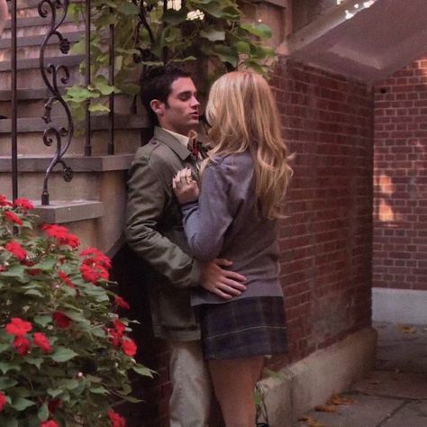 Gossip Girl Scenes, Gossip Girl Serena, Gossip Girl, Leather Skirt, Tv Shows, Couple Photos