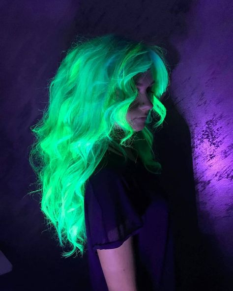 It glows under a uv light, work done by Olga Nikulina Uv Hair Dye, Uv Hair, Glow In The Dark Hair, Neon Green Hair, Rave Hair, Candy Hair, Neon Hair, Uv Black Light, Light Work