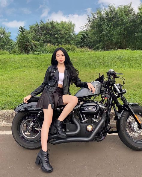 Lady Biker Aesthetic, Biker Lady, Girl Biker, Social Media Specialist, Bicycle Chic, Cycling Girl, Biker Photoshoot, Bike Aesthetic, Biker Aesthetic