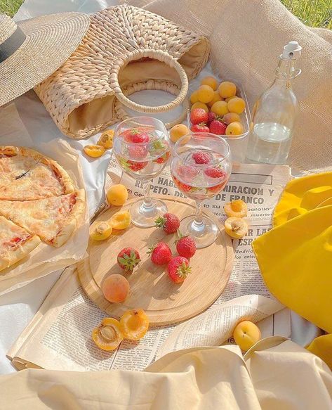 Yellow Picnic, Yellow Aesthetic Pastel, Mode Rose, Picnic Inspiration, Images Kawaii, Picnic Date, Home Gardening, New Employee, Picnic Food