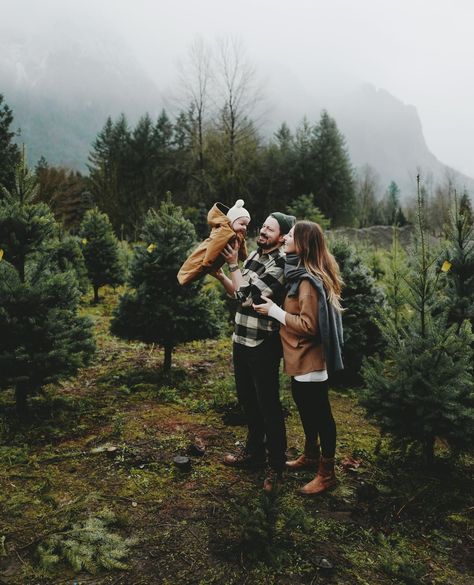 Christmas Tree Farm Pictures, Tree Farm Photo Shoot, Christmas Tree Farm Photo Shoot, Winter Family Photoshoot, Winter Family Photography, Christmas Tree Farm Photos, Winter Family Pictures, Family Photo Outfits Winter, Christmas Family Photoshoot