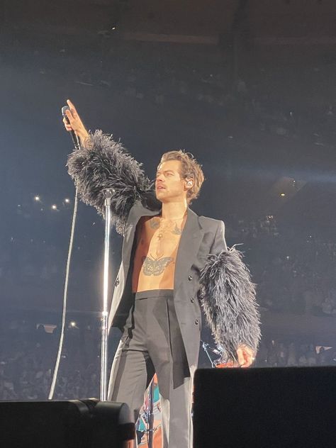 Harry Outfits, Nyc Night, Nyc Tours, New York Night, New York Tours, Mr Style, Harry Styles Love On Tour, Madison Square, Harry Edward Styles