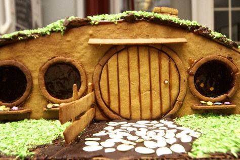 Gingerbread Hobbit Hole Themed Gingerbread House Ideas, Themed Gingerbread House, Gingerbread House Ideas, Homemade Gingerbread House, Cool Gingerbread Houses, Gingerbread House Recipe, Gingerbread House Parties, Gingerbread House Designs, Geeky Craft