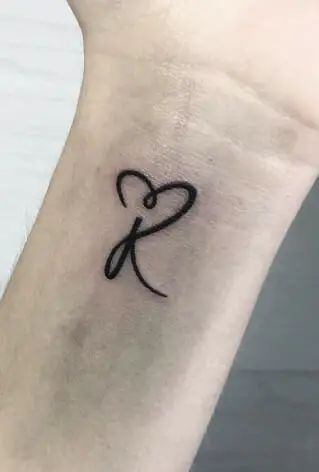 31 Striking Love Heart R Tattoo Ideas For Men and Women - Psycho Tats Breakthrough Tattoo, Mesmerizing Tattoos, Tattoo Animation, Animation Tattoo, Letter R Tattoo, Design A Tattoo, Ink Magic, Love Heart Tattoo, Simple Heart Tattoos