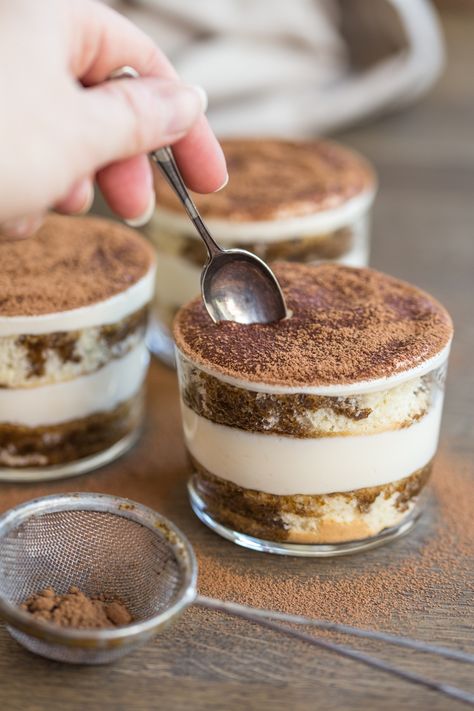 Tiramisu in a glass - Electric Blue Food - Kitchen stories from abroad Mason Jar Desserts Recipes, Christmas Desserts Recipes, Cake Jars, Jar Desserts, Traditional Desserts, Anniversary Cookies, Mason Jar Desserts, Farm Restaurant, Tiramisu Dessert