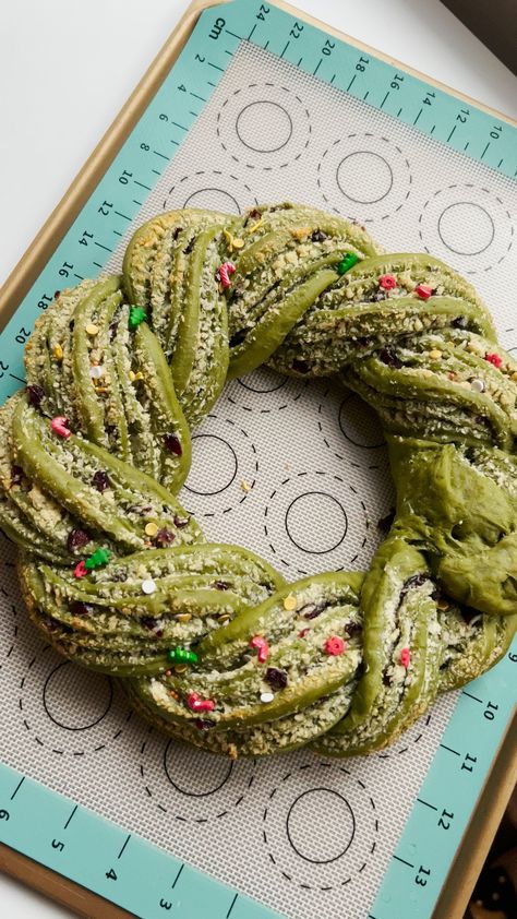 Wreath Bread Wreath Bread, Bread Wreath, Kitchen Wreath, Pearl Sugar, Christmas Bread, Desiccated Coconut, Bread Shaping, Sweet Dough, Fairy Clothes