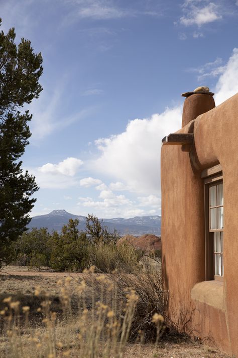 Pueblo Style House, Ghost Ranch New Mexico, Ghost Ranch, New Mexico Style, Adobe Home, Desert Aesthetic, Mud House, Adobe House, Sante Fe