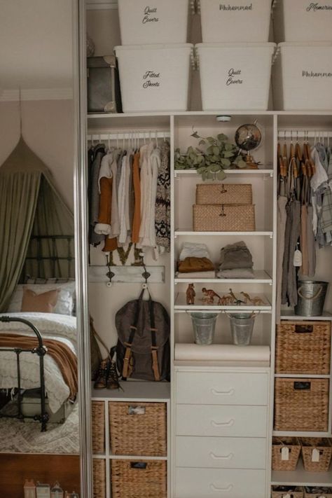 Genius Bedroom Organization Ideas Space Saving Organization Ideas, Maximize Small Bedroom, Small Bedroom Hacks, Space Saving Organization, Bedroom Organization Ideas, Wardrobe Organization, Organization Hacks Bedroom, Minimalist Ideas, Space Organization