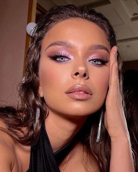 Purple Dress And Makeup, Lila Makeup Looks, Lilac Prom Dress Makeup, Formal Purple Makeup, Pink Lilac Makeup, Purple Makeup Natural, Makeup Looks Purple Dress, Makeup Looks For A Purple Dress, Eye Makeup For Lilac Dress