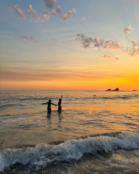 bestie beach day🤍 Beach Weekend Aesthetic, Beach Inspo Pics Friends, Painting At The Beach, Friends At The Beach, Weekend Aesthetic, Summer At The Beach, Beach Pictures Friends, Beach Weekend, Dream Summer