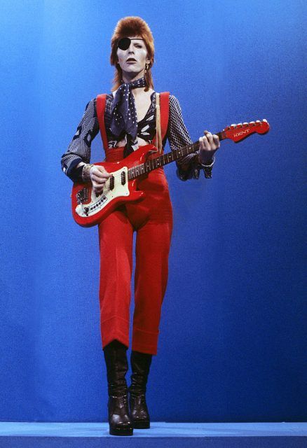 David Bowie Costume, David Bowie Fashion, David Bowie Ziggy, Outfit Essentials, Legendary Singers, Photographie Inspo, Ziggy Stardust, Amy Winehouse, Christian Lacroix